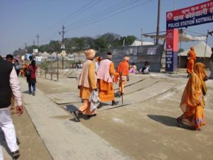 dsci1832-sadhus_und_polizeistation_401x301