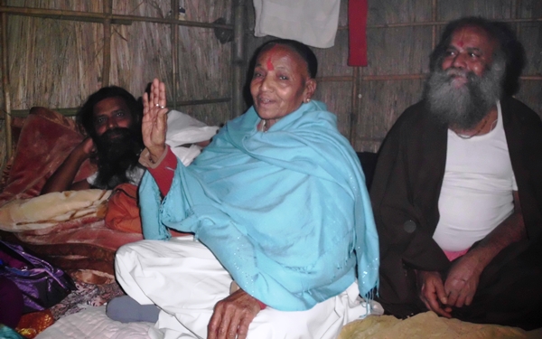 dsci1897_bei-vidya-das-im-zelt