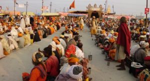 Essenausgabe vor einem Ashram. Ca. 500 Pilger erhalten kostenlos Essen.