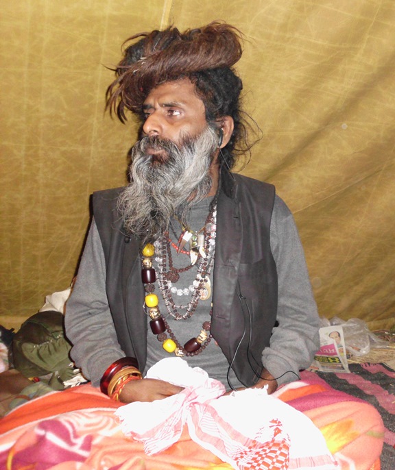 dsci2071_der-42jhrige-schler-von-sri-sri-lakkar-baba-abodut_576x686