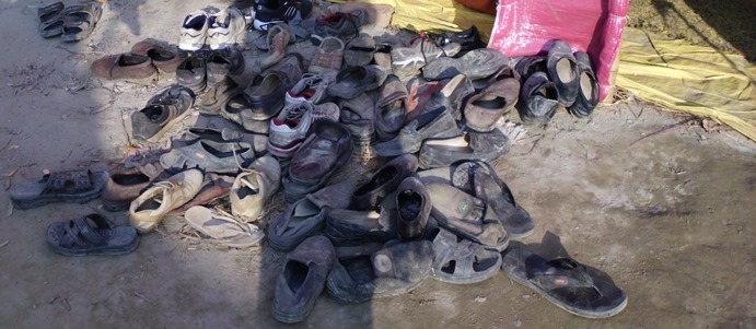 dsci2141_schuhe-ausziehen-vor-dem-zelt_691x301