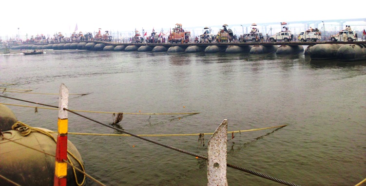 dsci2193_prozession_der_babas_auf_bridge_nr_5_751x382jpg