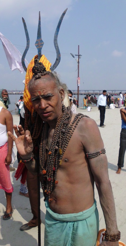 dsci2219_sadhu_mit_dreizack_437x851