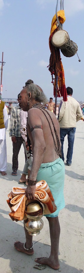 dsci2220_sadhu_mit_dreizack2_282x914