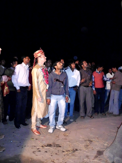 dsci2388_brutigam_vor_dem_aufstieg_auf_elefant_390x520