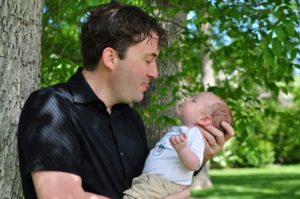 Kein Zweifel. Ein Baby schaut voller Vertrauen auf seinen Vater.