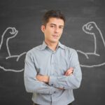 Mann mit verschränkten Armen, verdrängte Emotionen